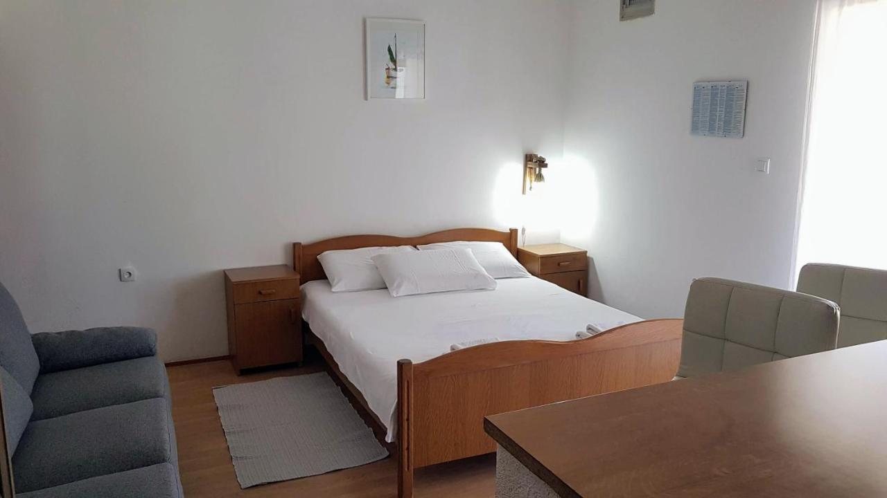 Apartments Branka- 4 Apartments In House- 1 Apartment Has Jacuzzi Vir Εξωτερικό φωτογραφία