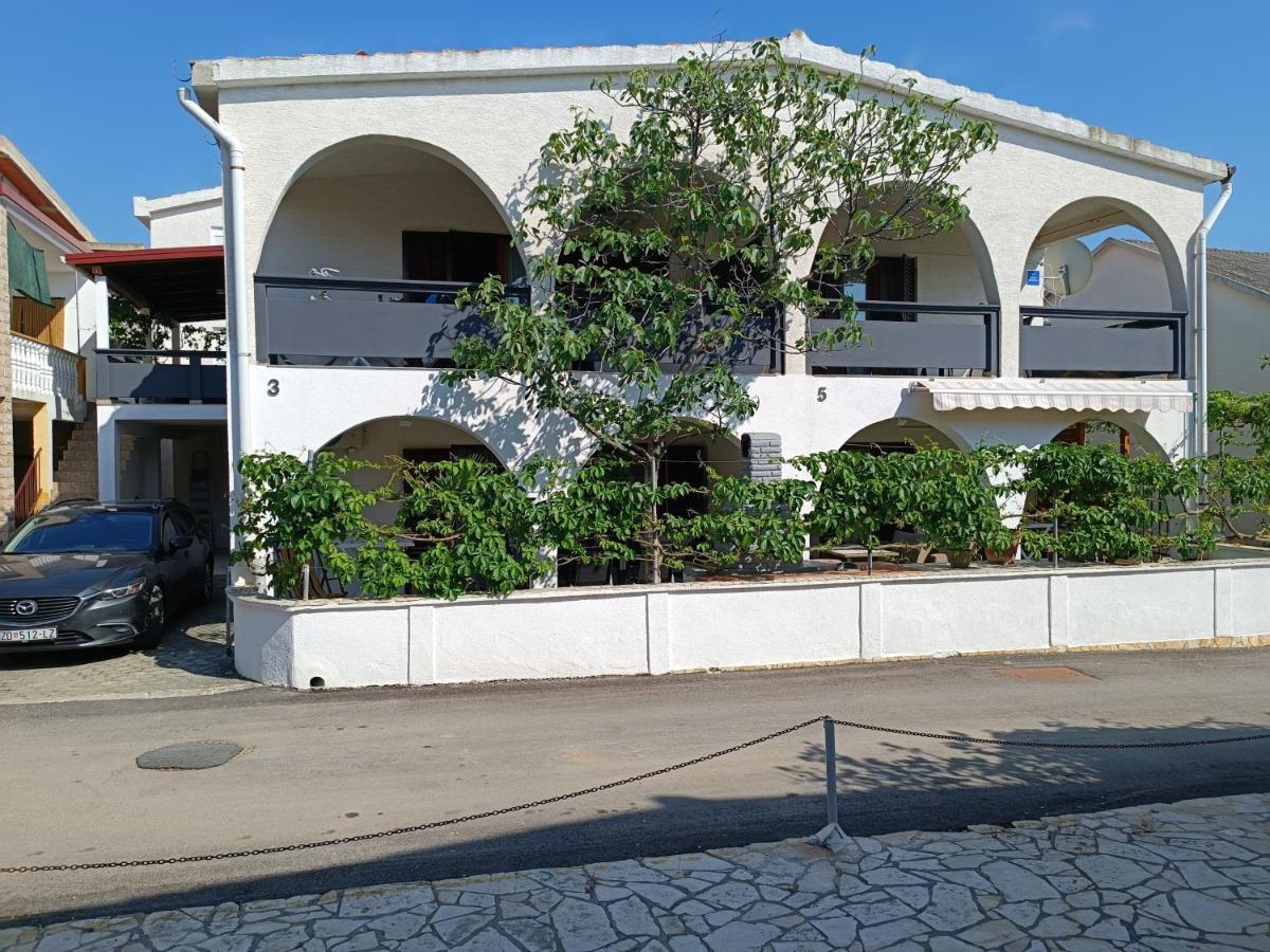 Apartments Branka- 4 Apartments In House- 1 Apartment Has Jacuzzi Vir Εξωτερικό φωτογραφία