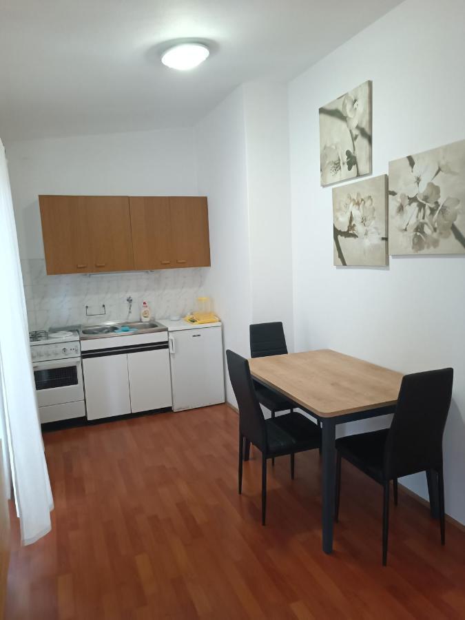 Apartments Branka- 4 Apartments In House- 1 Apartment Has Jacuzzi Vir Εξωτερικό φωτογραφία