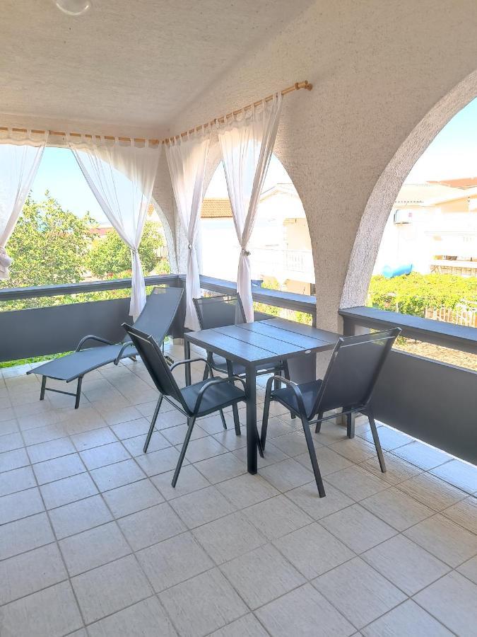 Apartments Branka- 4 Apartments In House- 1 Apartment Has Jacuzzi Vir Εξωτερικό φωτογραφία