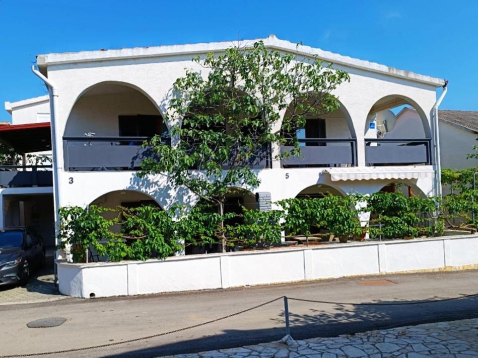 Apartments Branka- 4 Apartments In House- 1 Apartment Has Jacuzzi Vir Εξωτερικό φωτογραφία