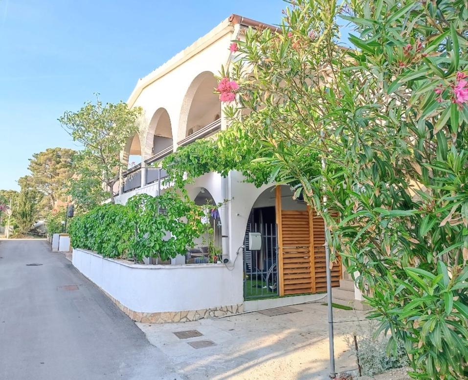 Apartments Branka- 4 Apartments In House- 1 Apartment Has Jacuzzi Vir Εξωτερικό φωτογραφία