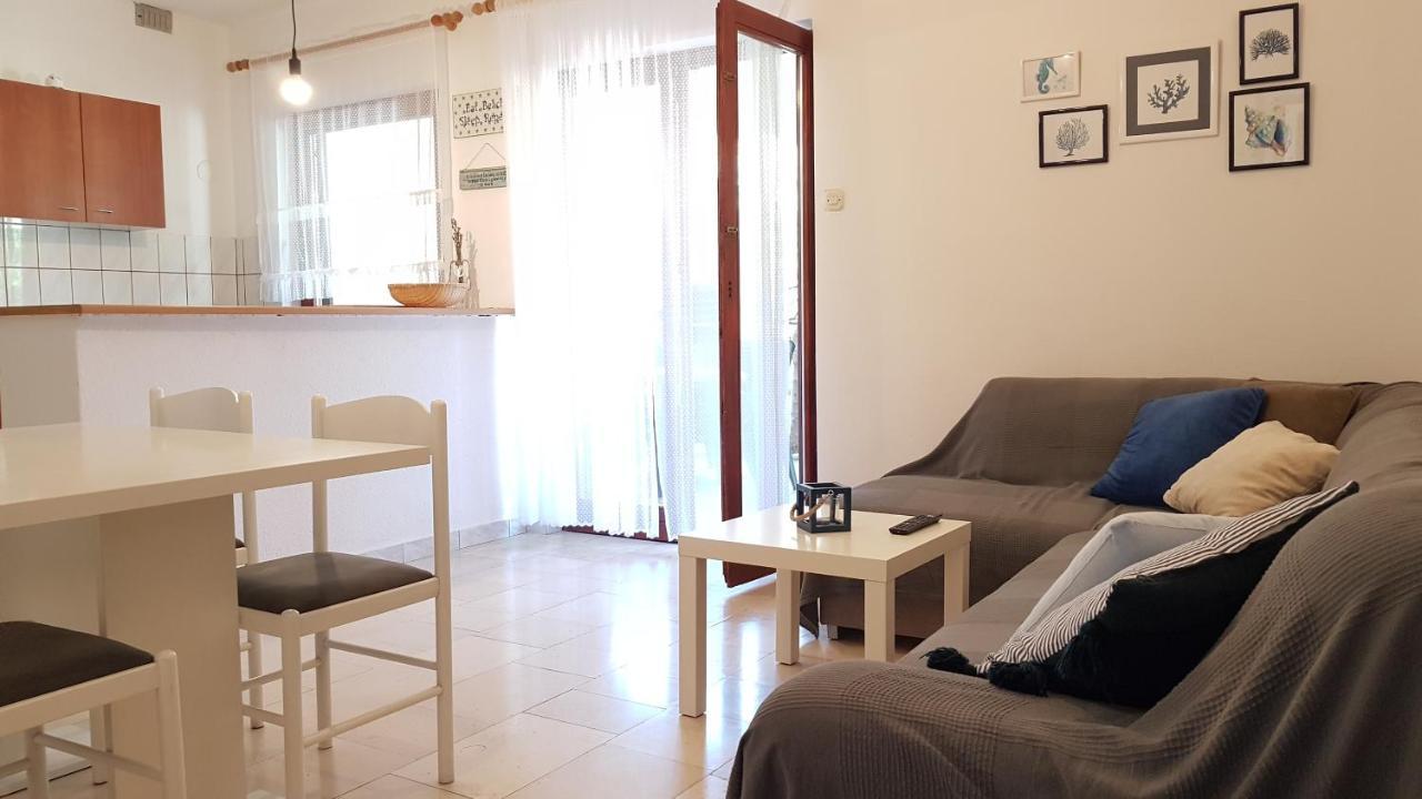 Apartments Branka- 4 Apartments In House- 1 Apartment Has Jacuzzi Vir Εξωτερικό φωτογραφία
