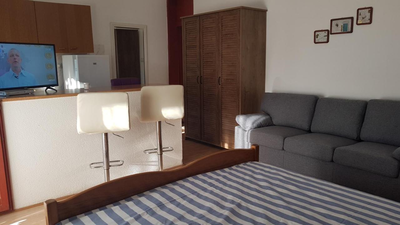 Apartments Branka- 4 Apartments In House- 1 Apartment Has Jacuzzi Vir Εξωτερικό φωτογραφία